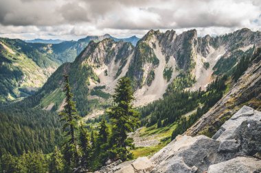 Tepesinde ağır bulutlar olan yüksek dağlar