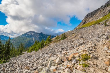 Dağın zirvesine giden yol üzerindeki karışık yürüyüş yolu.