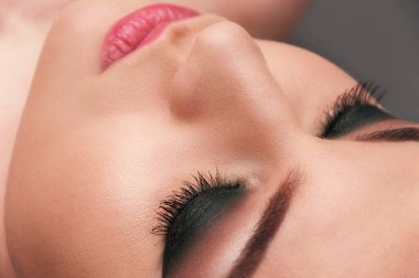 Profesyonel makyajlı güzel bir genç manken, yakın çekim...