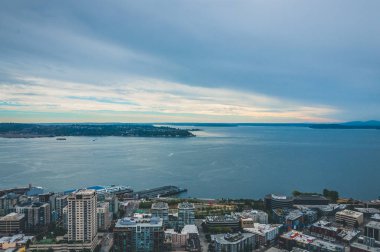 Seattle körfezinin üzerindeki bulutlu gökyüzü