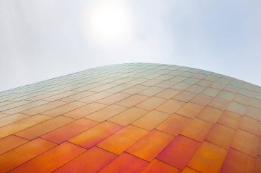 Turuncu metalden yapılmış modern mimari duvarı 