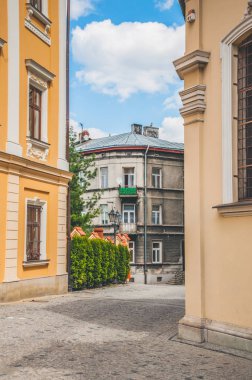 Eski binaya asfalt döşemeli dar geçit.