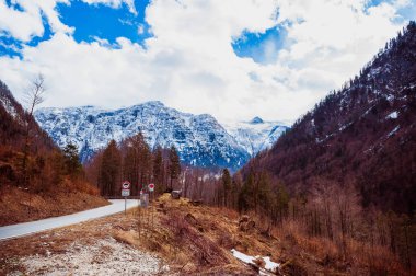 Dağlarda kış yolu