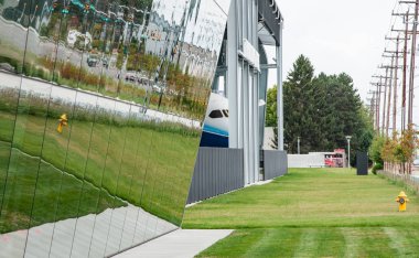 Modern cam binadaki sokak yansıması