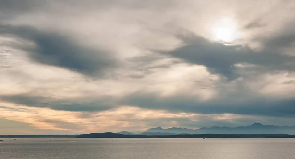 Sonnenuntergang Der Bucht Bei Seattle Wolkenverhangenen Himmel — Stockfoto
