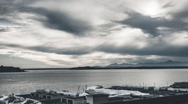 Seattle körfezi üzerinde ağır bulutlar