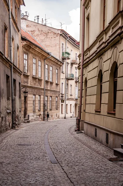 Úzká Ulice Chodníkem Mezi Starými Budovami — Stock fotografie