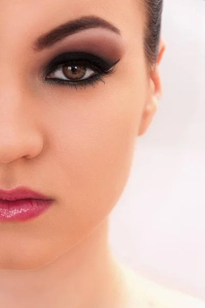 Schönes junges Model mit professionellem Make-up, Nahaufnahme o lizenzfreie Stockbilder