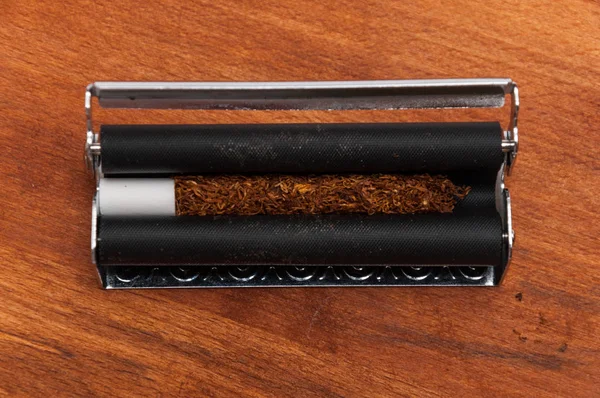 Handrullande tobak med filtret i maskinen — Stockfoto