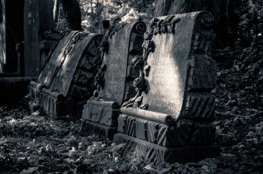 Eski mezarlıkta eski bir mezar.