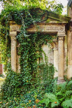 Eski mezarlıkta eski bir mezar.