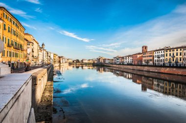 Pisa, İtalya - 29 Aralık 2017 Nehrin muhteşem manzarası