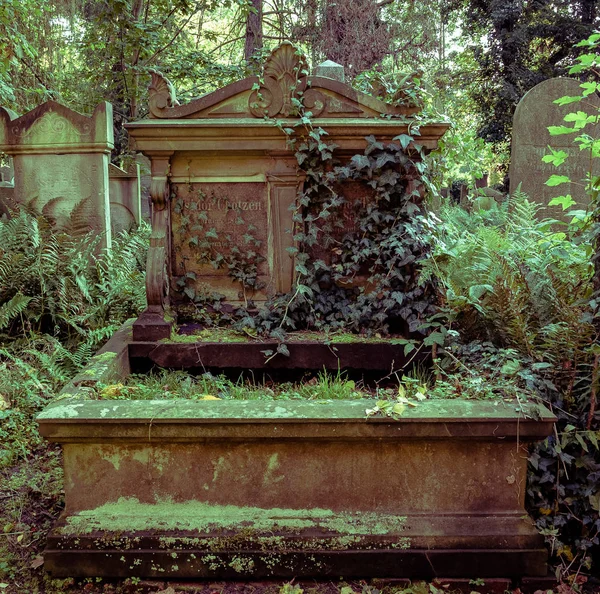 Ένας Παλιός Τάφος Στο Αρχαίο Νεκροταφείο — Φωτογραφία Αρχείου