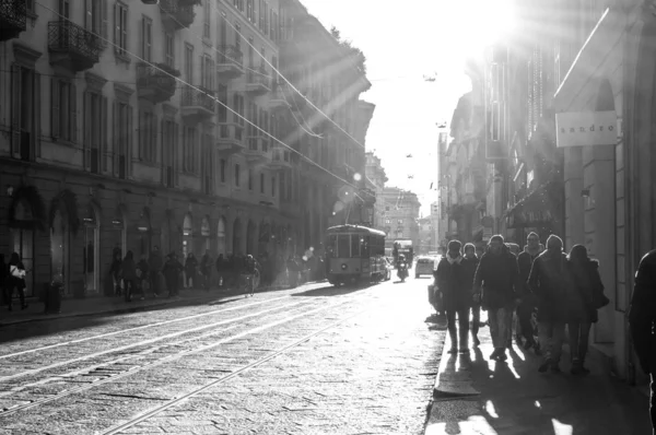 Milan, İtalya - 30 Aralık 2017 - Siyah beyaz sokak fotoğrafı 