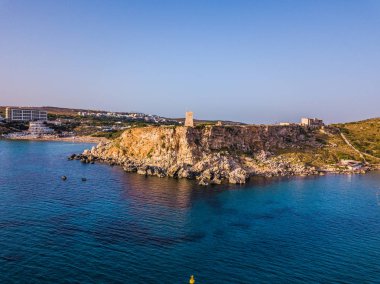 Mavi denizin üstündeki kulede muhteşem bir manzara.