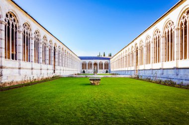 Pisa kulesi yakınlarındaki eski bir binanın iç avlusunda.