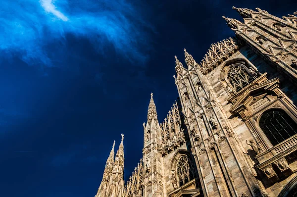 Milan 'daki Duomo katedralinin arka planında güzel bir gökyüzü