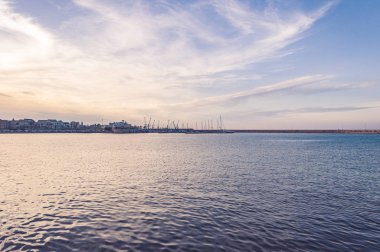 İtalya 'da deniz kıyısında, mavi gökyüzü ve...