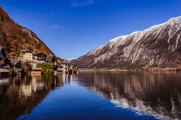 Hallstatt köyünün muhteşem manzarası Dağ lakına yansıyor — Stok fotoğraf
