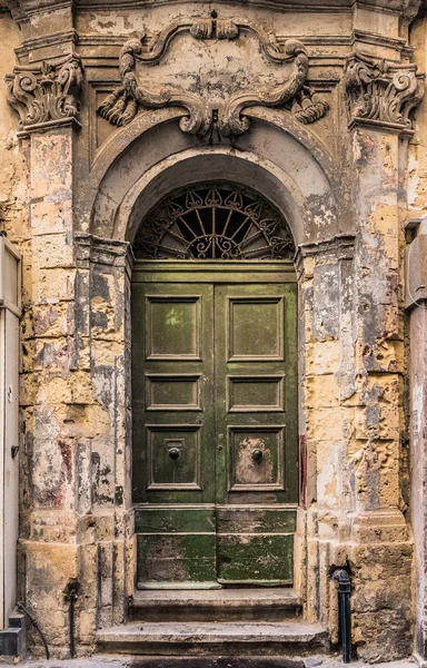 Antiguas puertas de madera con los agujeros de bala de la segunda guerra mundial —  Fotos de Stock