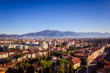 Hafif sis ile kaplı küçük bir şehrin muhteşem manzarası