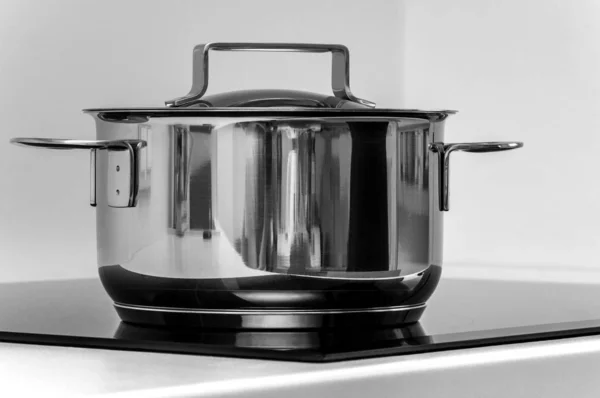 Кухонний горщик з нержавіючої сталі на індукційній плиті — стокове фото