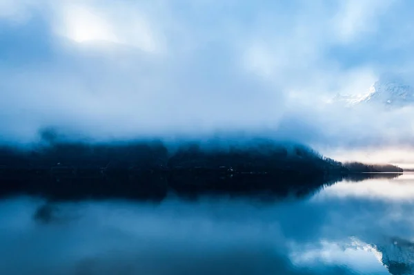 Morgen auf dem nebelverhüllten Bergsee — Stockfoto