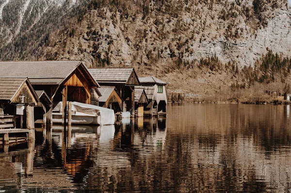 Ruhiger See und Holzhäuser an der Grenze — Stockfoto