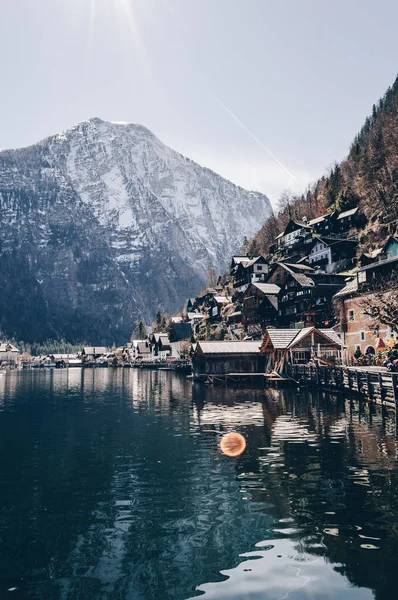 Dağlardaki küçük bir köyün güzel manzarası