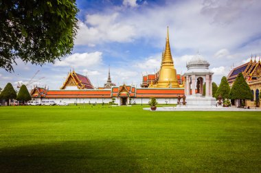 Arka planda mavi bulutlu gökyüzü olan kraliyet sarayı