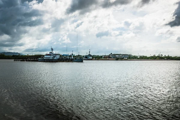 Light Sky Reflecting Ocean Water Big Military Boat Attached Pier — Stock Photo, Image