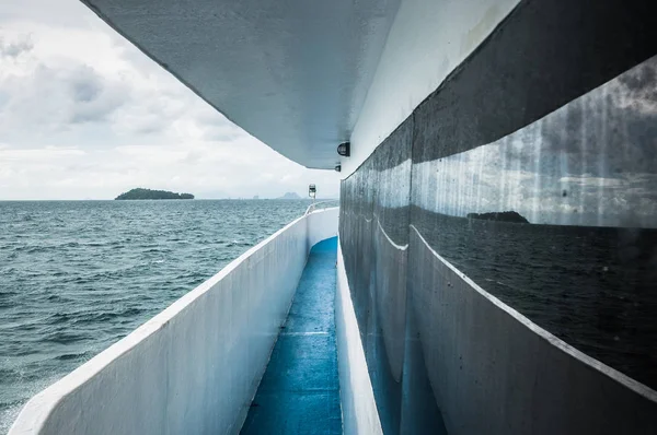 Vista espetacular sobre o oceano a partir do barco — Fotografia de Stock