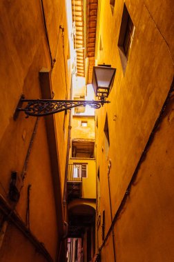 İtalya 'daki binalar arasındaki geçişi daralt