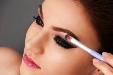 Profesyonel makina ile genç ve güzel modelin yakın çekimi.