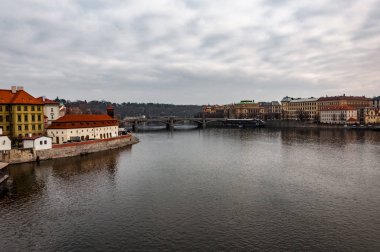 Prag 'daki nehrin muhteşem manzarası