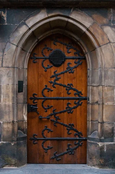 Ancient wooden door in the cathedral in Prague — Stock Photo, Image