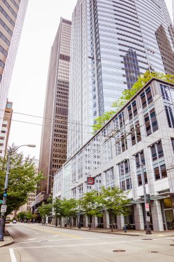 Seattle 'da küçük ağaçları olan modern bir bina.