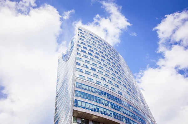 Modern Silver Skyscraper Downtown Blue Cloudy Sky Background — Stock Photo, Image