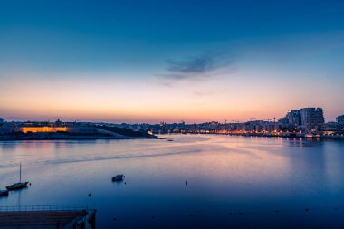 Körfezde günbatımının muhteşem manzarası