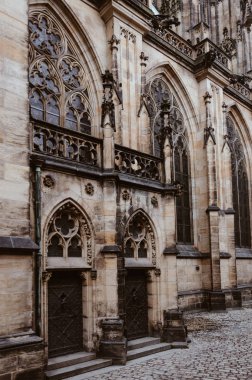 Katedralin mimari detaylarını yakından çek.