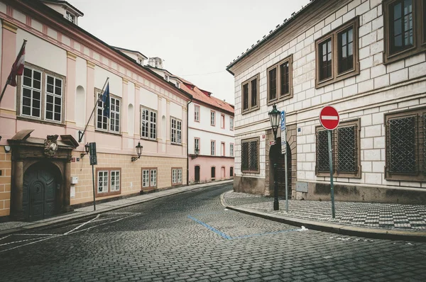 Liten smal gata i Prag centrum — Stockfoto