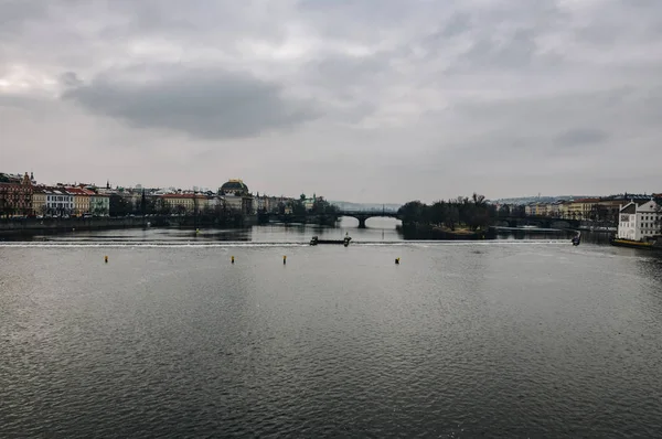 Klidný výhled na řeku Vltavu v Praze časně ráno — Stock fotografie