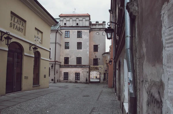 Temný Vnitřní Průchod Mezi Budovami Vedle Vchodu Divadla — Stock fotografie