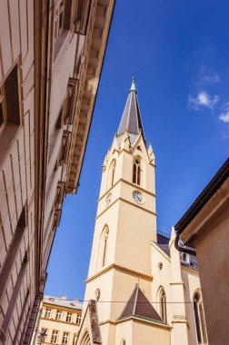 Arka planda mavi gökyüzü olan katedral kulesi.