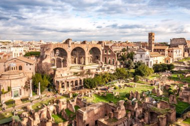 Arka planda bulutlu gökyüzü olan Roma forum görüntüsü