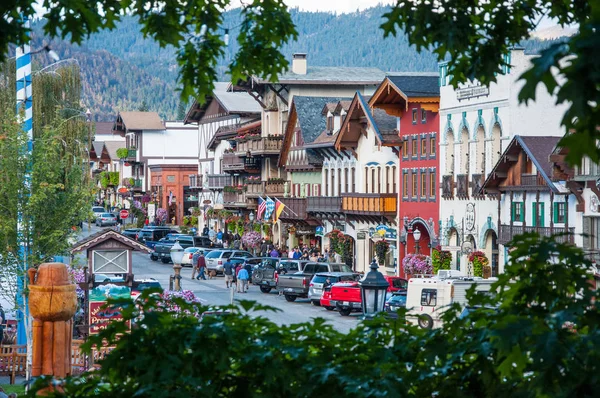 Leavenworth, Usa - 8 Aralık 2016 - Otoparkı ve birden fazla restoranı olan şehir merkezindeki ağaçların arasından bakın 