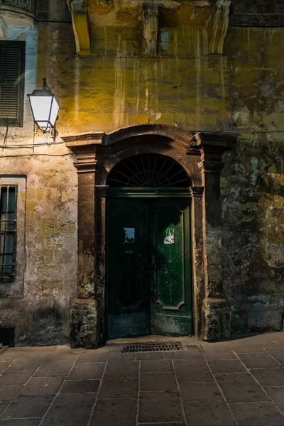 Porta verde antiga sob a luz da rua — Fotografia de Stock