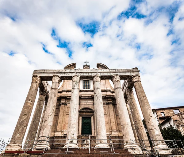 Colonata perto da entrada de uma antiga catedral em Roma com — Fotografia de Stock