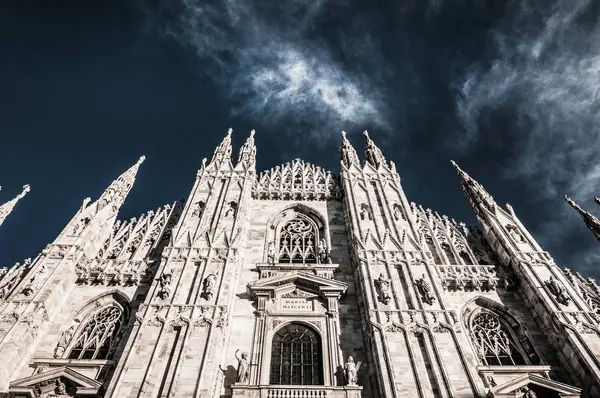 Milano 'da Duomo' da kara gökyüzü ve arka planda beyaz bulutlar