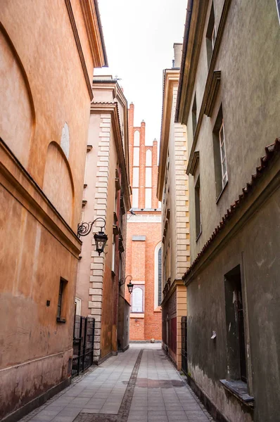 欧洲旧城历史建筑之间的狭窄通道 — 图库照片